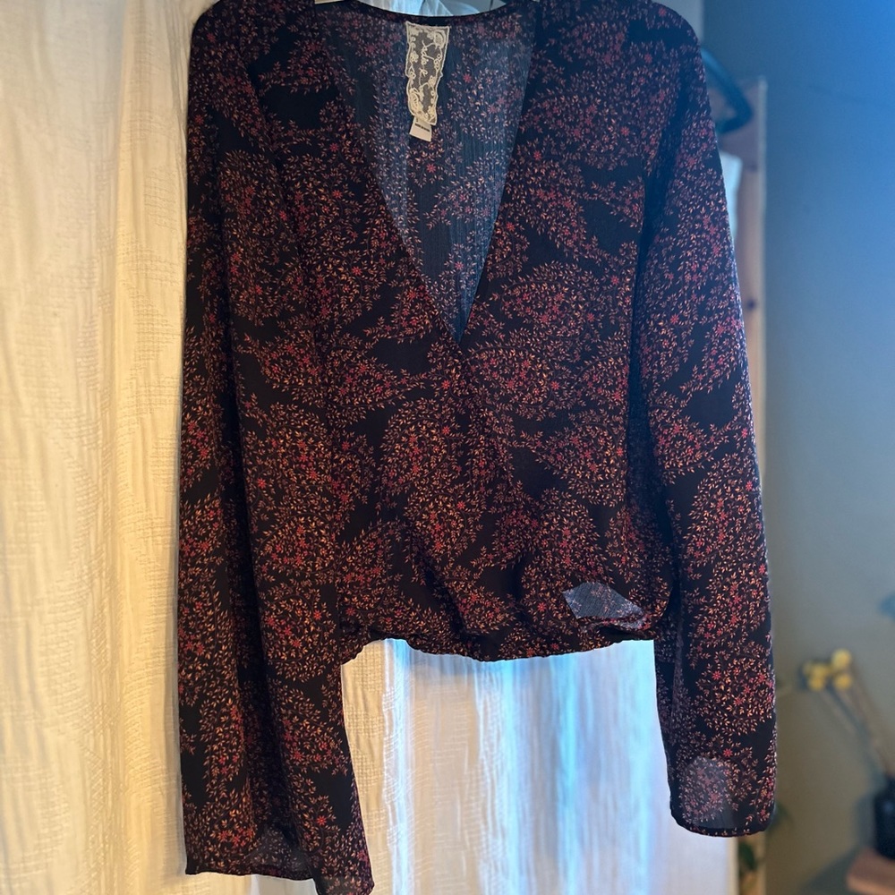 Sadie & Sage Bell Sleeve Floral Top
